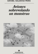 Aviones sobrevolando un monstruo